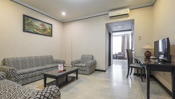 Suite Deluxe | Área de sala de estar | Televisión de pantalla plana