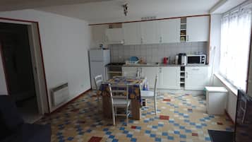 Frigorífico, microondas, horno y placa de cocina