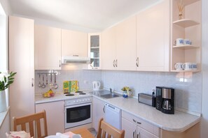 ثلاجة، ميكروويف، فرن، موقد طهي مسطح