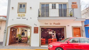 Un hôtel appelé OYO, qui possède un restaurant nommé Cocina La Posada.