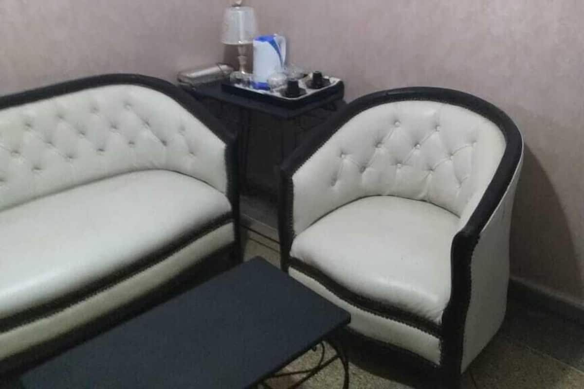 Peti besi dalam bilik, dihias secara berasingan