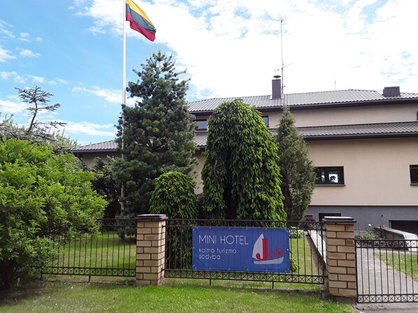 A hotel entrance with a sign reading "MINI HOTEL" and "Jole".