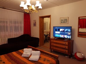 Klassiek appartement, 2 slaapkamers, uitzicht op de binnenplaats | Hypoallergeen beddengoed, donsdekens, individueel gedecoreerd