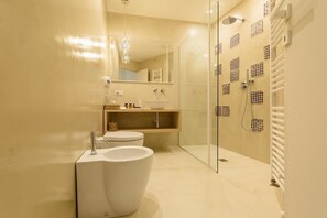 Habitación Deluxe doble (Imperia) | Baño | Ducha y cabezal de ducha tipo lluvia