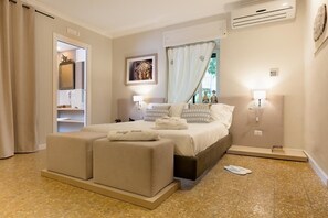 Deluxe Double Room (Golden) | Frette Italian sheets, premium bedding, down duvets, pillow-top beds - Palazzo Taranto Luxury Rooms (Caltagirone)