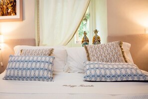 Deluxe Double Room (Golden) | Cadar Frette Itali, peralatan tempat tidur premium, gebar bulu kapas 