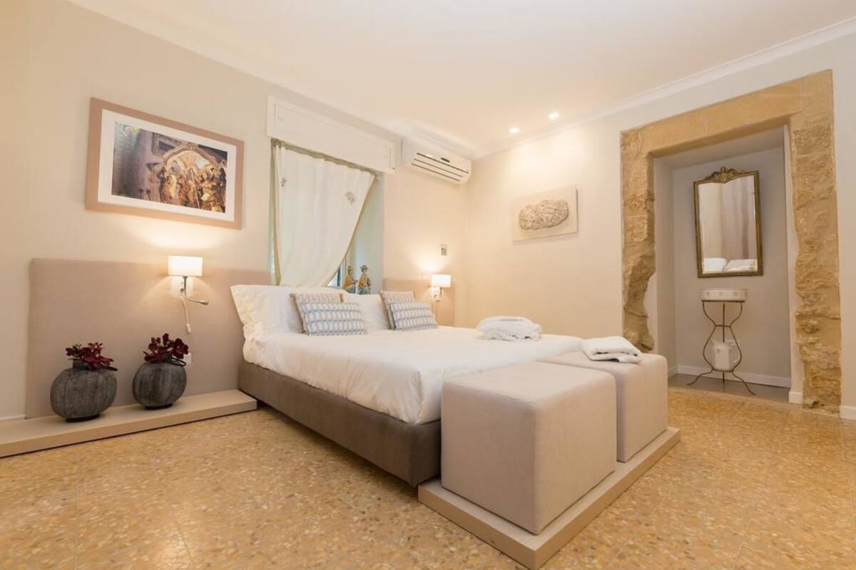 Deluxe Double Room (Golden) | Frette Italian sheets, premium bedding, down comforters, pillowtop beds
