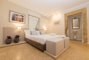 Frette Italian sheets, premium bedding, down comforters, pillowtop beds - Palazzo Taranto Luxury Rooms (Caltagirone)
