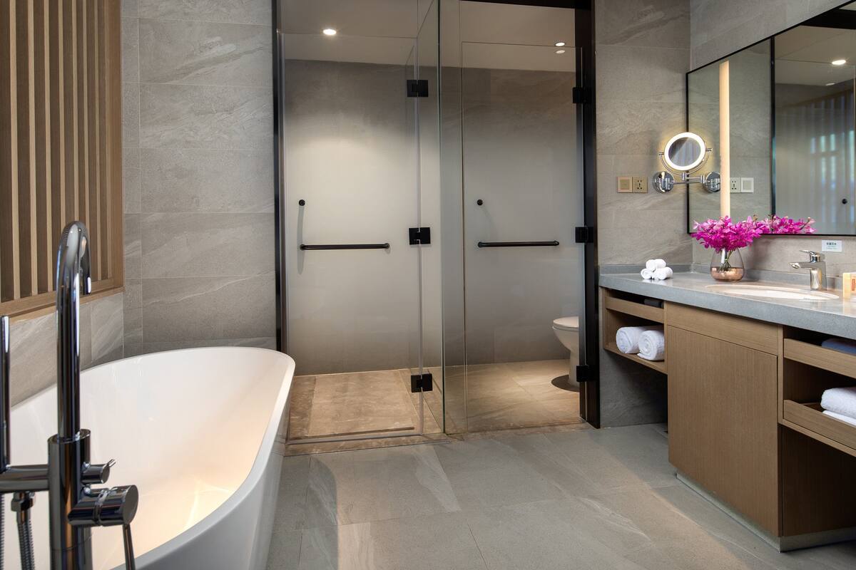 Suite, 1 King-Bett | Badezimmer | Dusche, Regendusche, kostenlose Toilettenartikel, Haartrockner