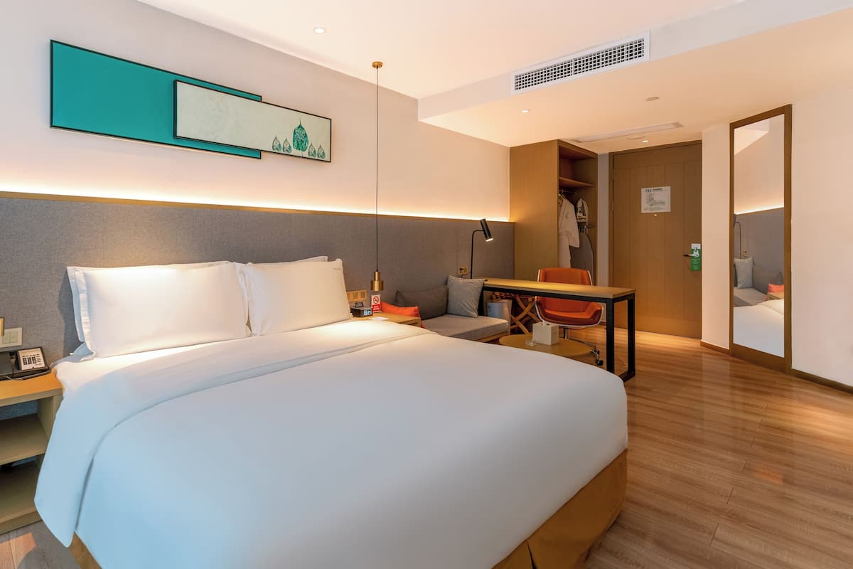 1 King Bed Premium | Premium bedding, down comforters, minibar, in-room safe