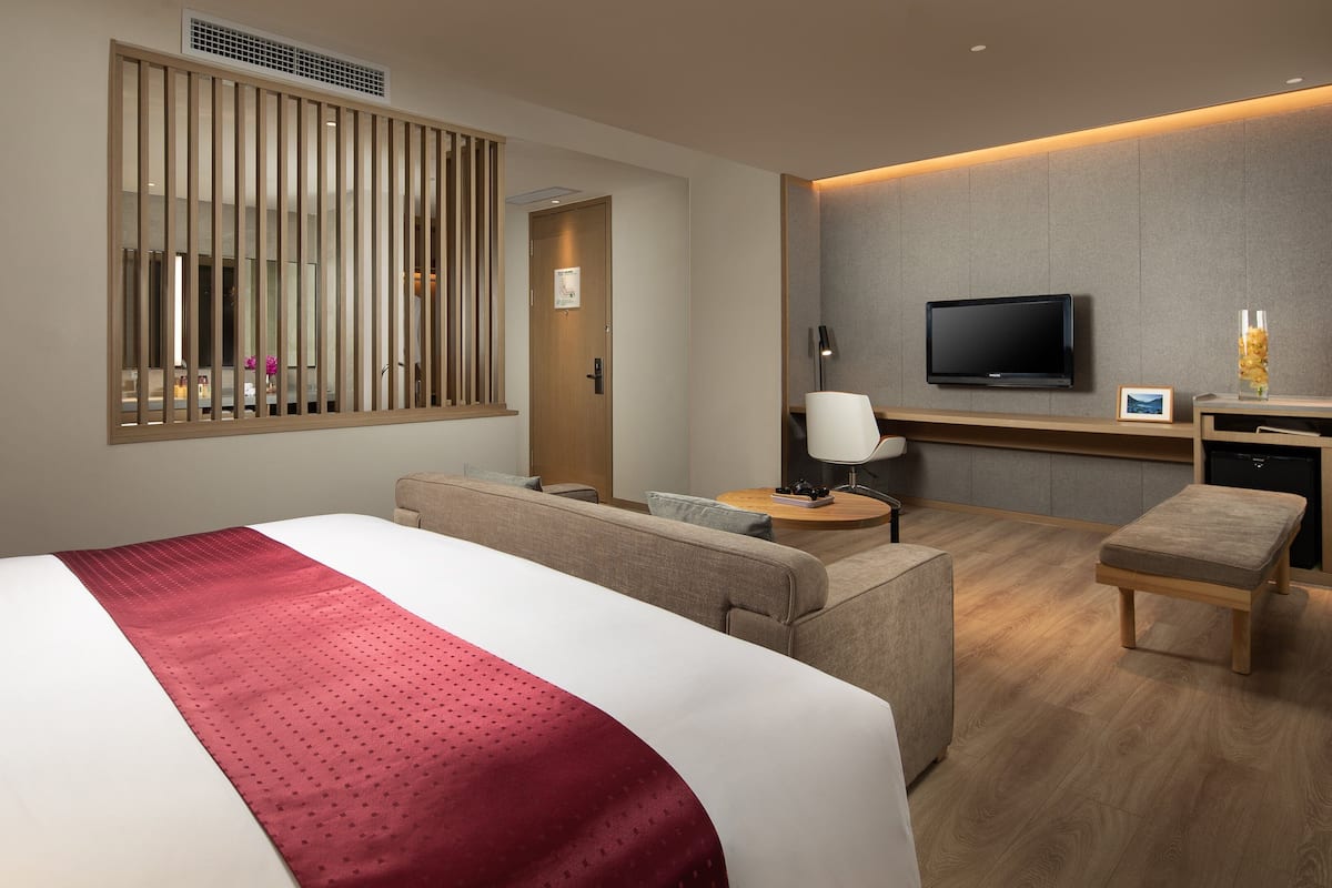 Phòng Suite, 1 giường cỡ king | Bộ đồ giường cao cấp, chăn bông, minibar, két bảo mật tại phòng