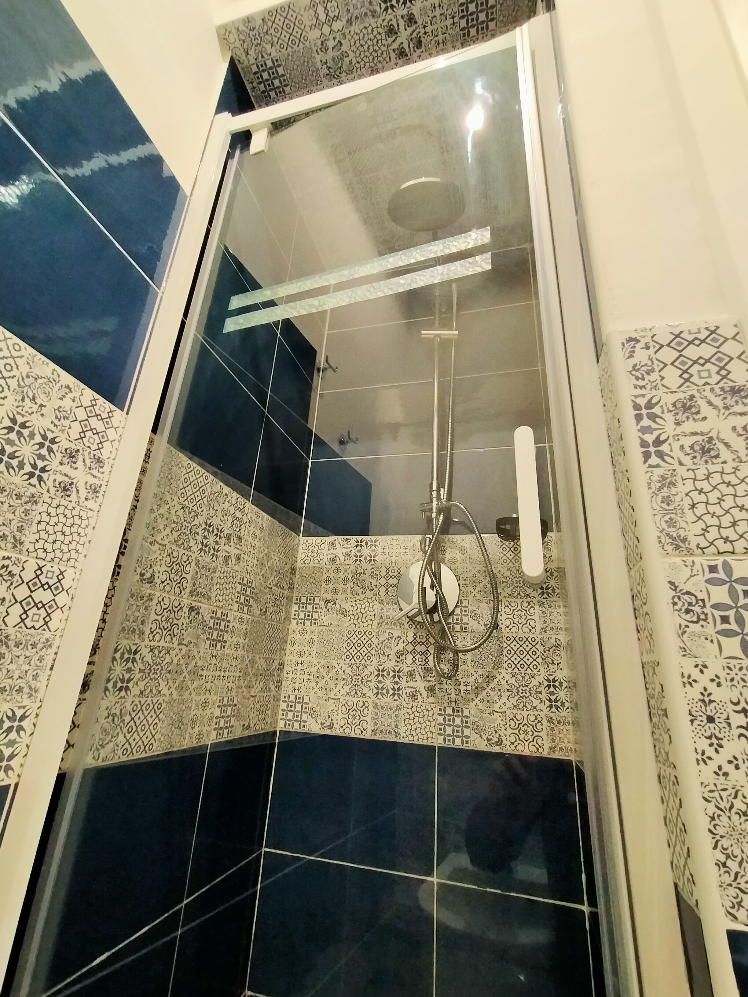 Douche, séchoir à cheveux, pantoufles, savon