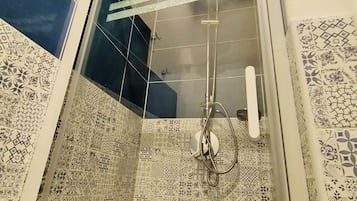 Douche, séchoir à cheveux, pantoufles, savon