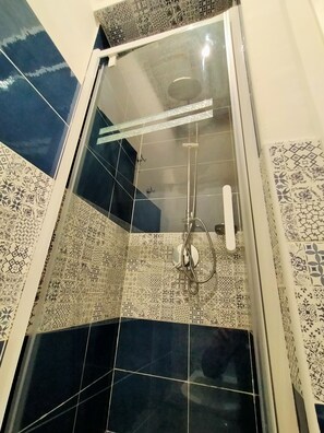 Shower, hair dryer, slippers, soap - Lanzies Guesthouse (Rome)