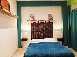In-room safe, individually decorated, individually furnished, desk - Lanzies Guesthouse (Rome)