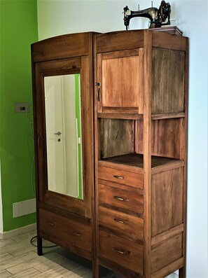 In-room safe, individually decorated, individually furnished, desk - Lanzies Guesthouse (Rome)