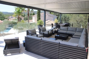 Outdoor dining - Villa with secure swimming pool, SPA, 14 people, 6 bedrooms, quiet, all comforts (Garrigues)