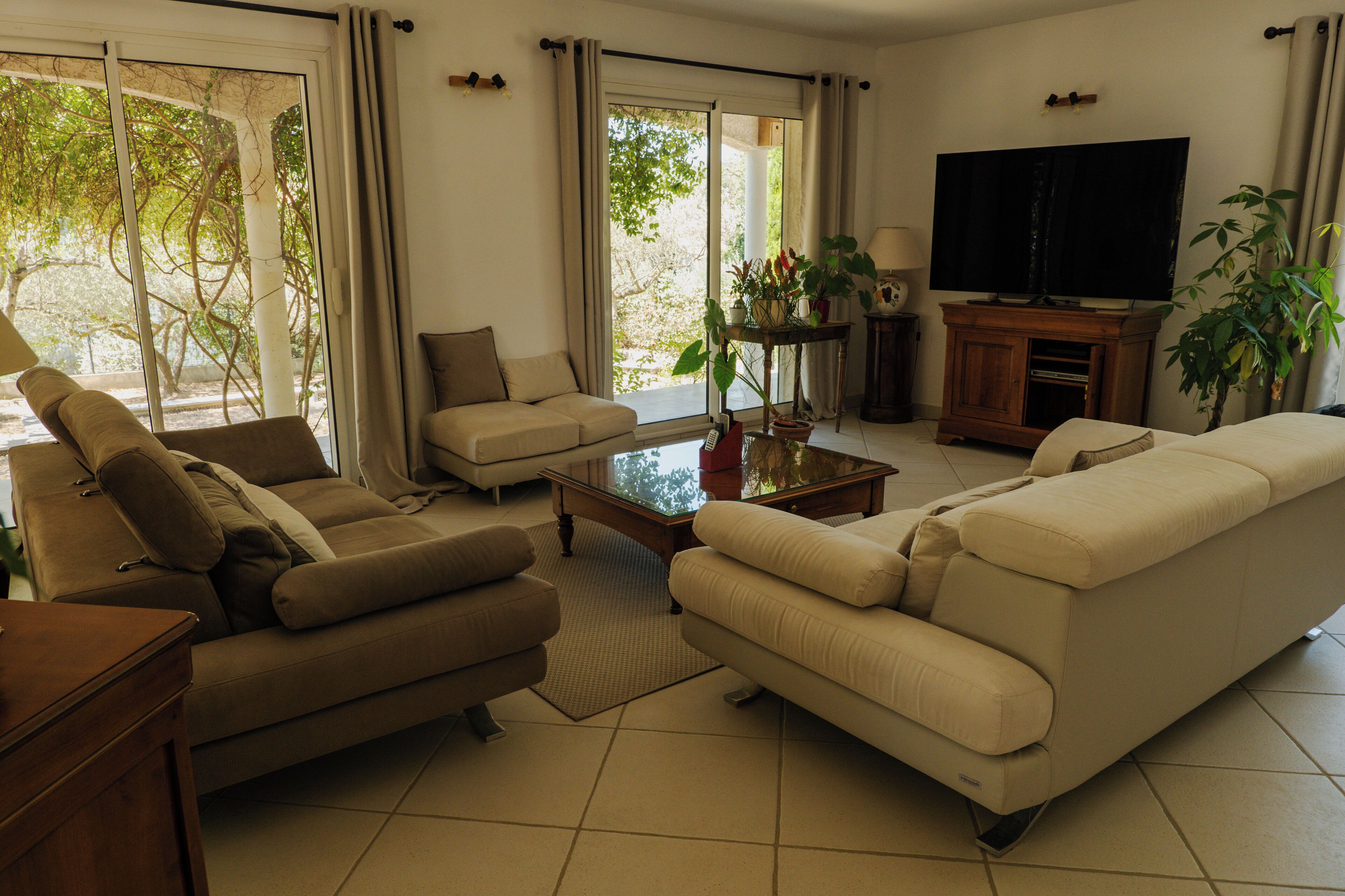 Télévision, cheminée, lecteur de DVD, baby-foot