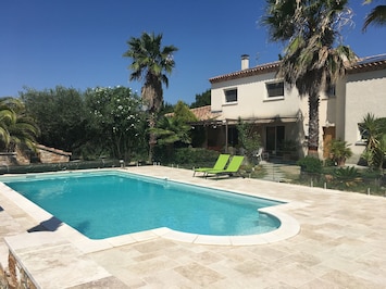 Magnifique espace piscine doublement sécurisé avec alarme et enceinte clÎturée.