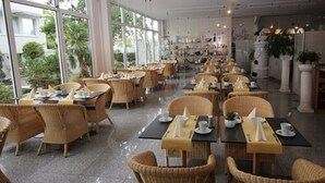 朝食 (ビュッフェ)、毎日提供 (無料)