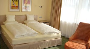 Escritorio, wifi gratis, ropa de cama