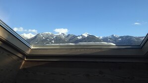 A skylight with a view of snow-capped mountains. - Grizzly Haus (Ville di Fiemme)