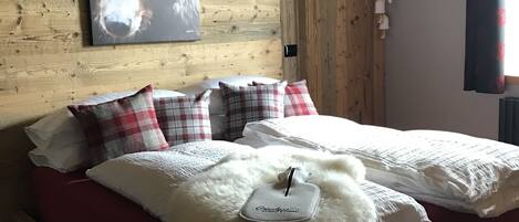 Deluxe-sviitti, 1 keskisuuri parisänky, vuoristonäköala | Ylelliset vuodevaatteet, untuvapeitot, yksilöllisesti sisustettu