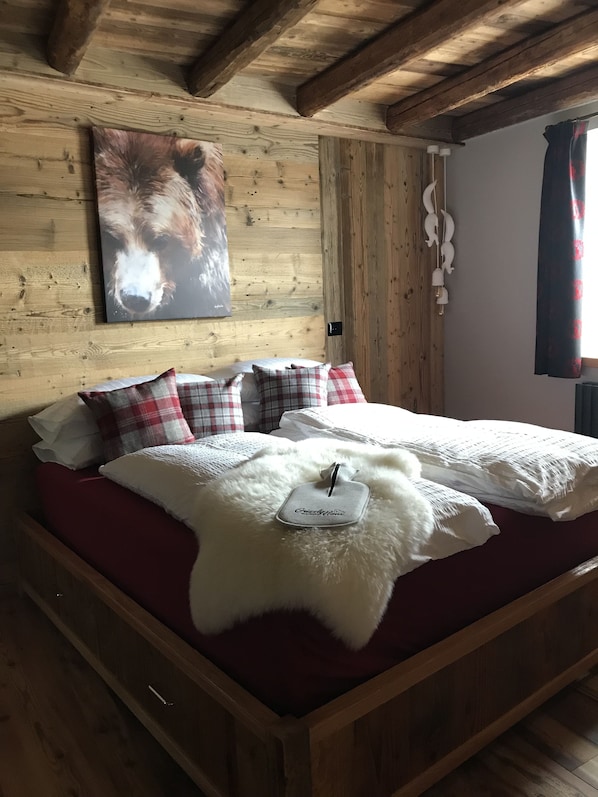 Deluxe Suite, 1 Queen Bed, Mountain View | Premium bedding, down duvets, individually decorated