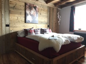 Suite Deluxe, 1 cama de matrimonio, vistas a la montaña | Ropa de cama de alta calidad, edredones de plumas, decoración individual