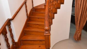 3 bedrooms, desk, soundproofing, iron/ironing board