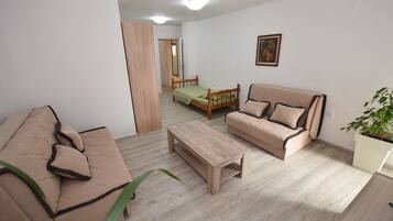 3 bedrooms, desk, soundproofing, iron/ironing board