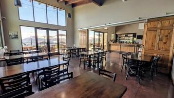 供应午餐和晚餐