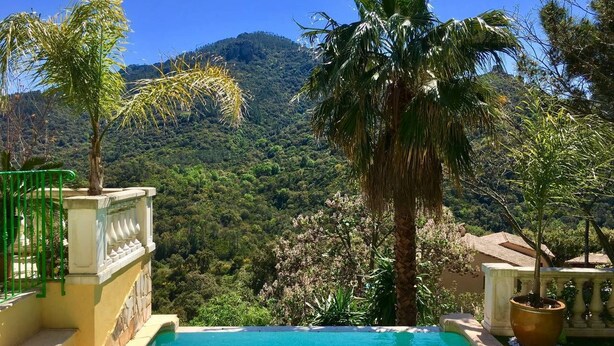 Una piscina con vistas a un paisaje montañoso.