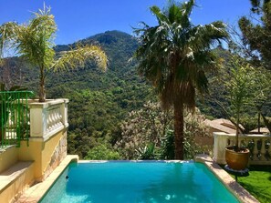 A pool with a view of a mountainous landscape. - Villa between sea and mountains with infinity pool (Fréjus)
