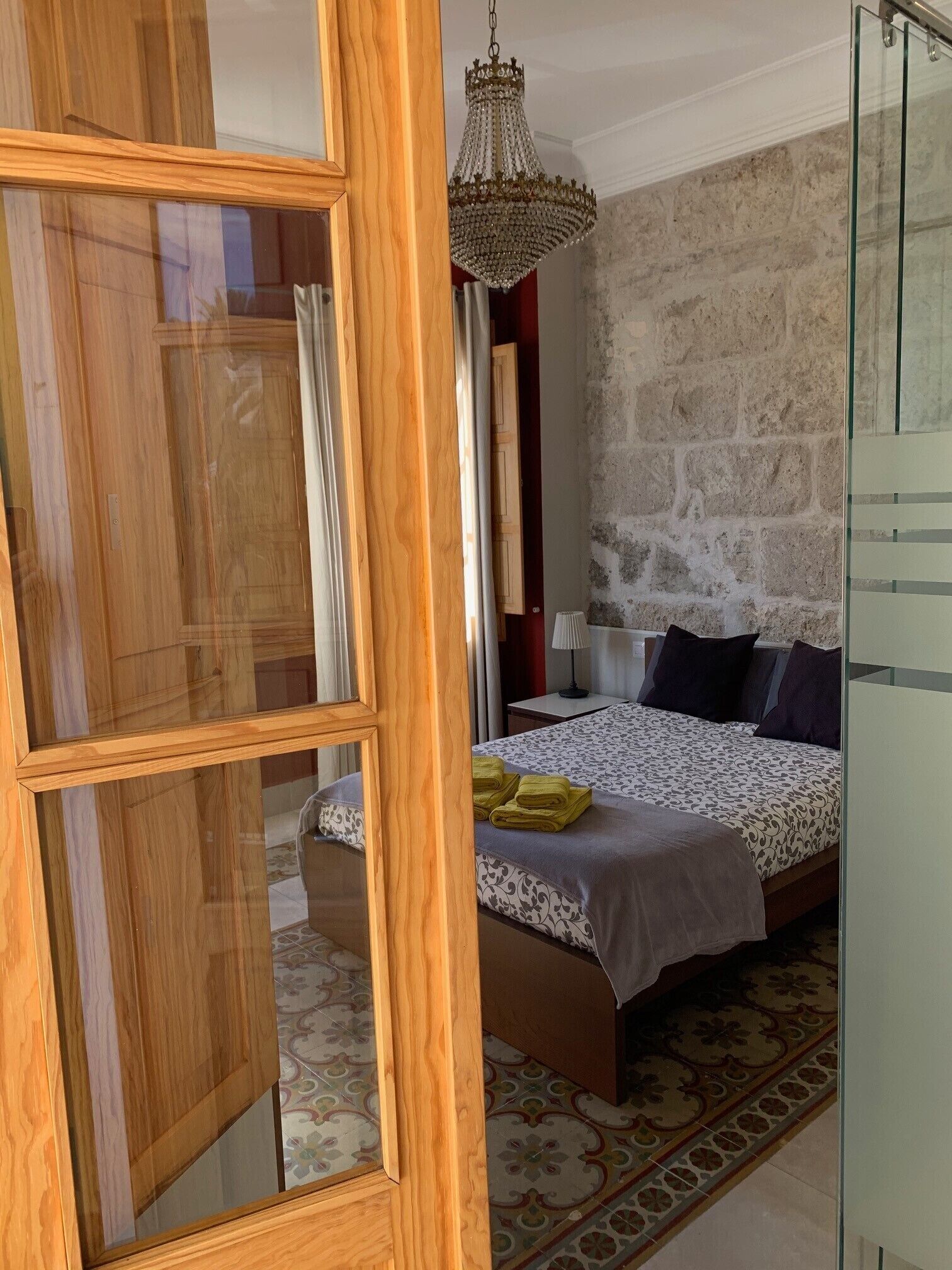 Habitación básica doble, baño privado (Gáldar) | Edredones de plumas, colchones viscoelásticos, cortinas opacas