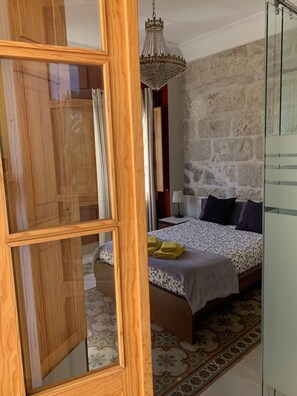 ベーシック ダブルルーム 専用バスルーム (Gáldar) | 羽毛の掛け布団、低反発ベッド、遮光カーテン、アイロン / アイロン台