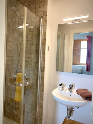 Shower, hair dryer, towels, soap - Hostel Gran Canaria (Las Palmas de Gran Canaria)