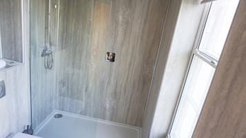 Standard Double (1st floor) | Bathroom | Free toiletries, hair dryer, towels, soap