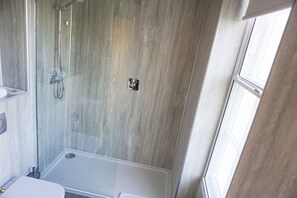 Standaard tweepersoonskamer | Badkamer | Gratis toiletartikelen, een haardroger, handdoeken, zeep