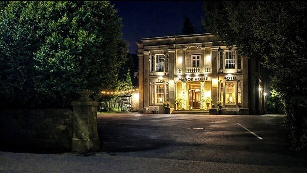 A manor house with a sign indicating it is a hotel. - Manor House Hotel Cockermouth (Cockermouth)