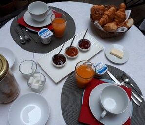 فطور أوروبي مجانًا يوميًا