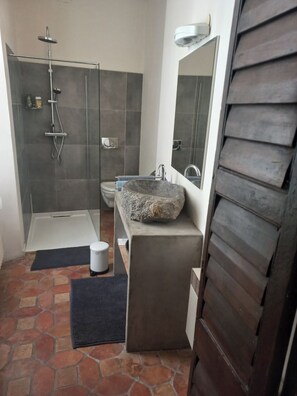 Comfort Double Room (Birdy) | Bathroom | Shower, rainfall showerhead, eco-friendly toiletries, hair dryer - Chambres d'Hotes O Anges (Arles)