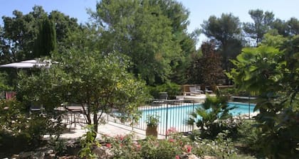 Promotion -10% derniÚres minutes Gßte dans une propriété, arborée avec piscine.