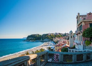 Une ville côtière qui se distingue par son église imposante, sa plage et ses bâtiments aux couleurs vives.