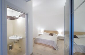 Chambre triple Deluxe, Plusieurs lits | Ameublement unique, bureau, accès au Wi-Fi (inclus), literie fournie