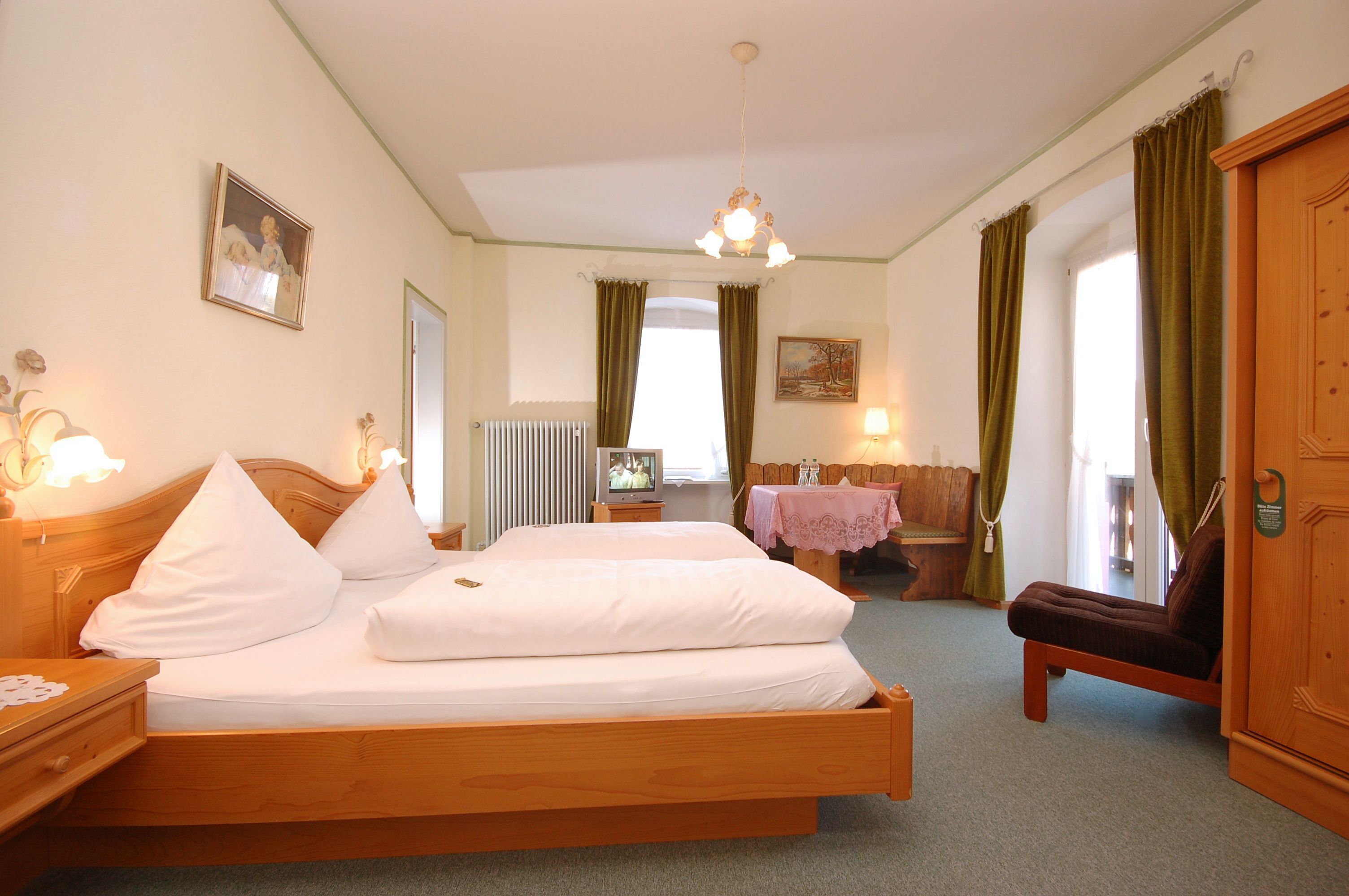 Hypo-allergenic bedding, iron/ironing board, free WiFi, bed sheets