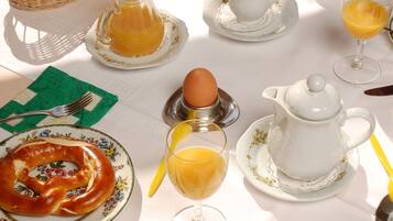 Free daily buffet breakfast