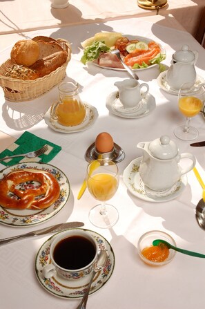 朝食 (ビュッフェ)、毎日提供 (無料)