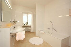 Basic Quadruple Room | Bathroom | Hair dryer, towels, soap, shampoo - Gasthof Hirschen (Sankt Peter)