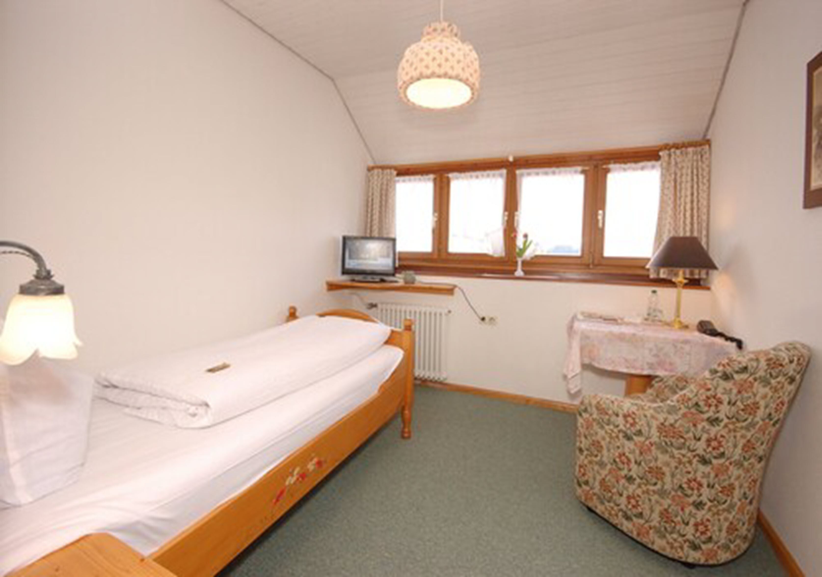 Hypo-allergenic bedding, iron/ironing board, free WiFi, bed sheets